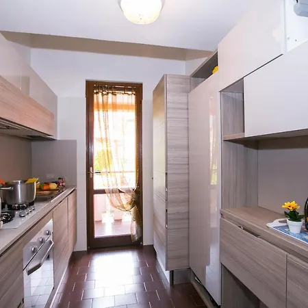 Griante Sleeps 6 דירה *
