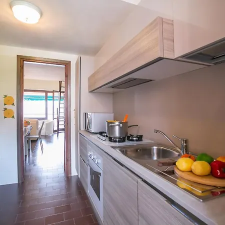 דירה Griante Sleeps 6