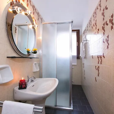 Griante Sleeps 6 דירה