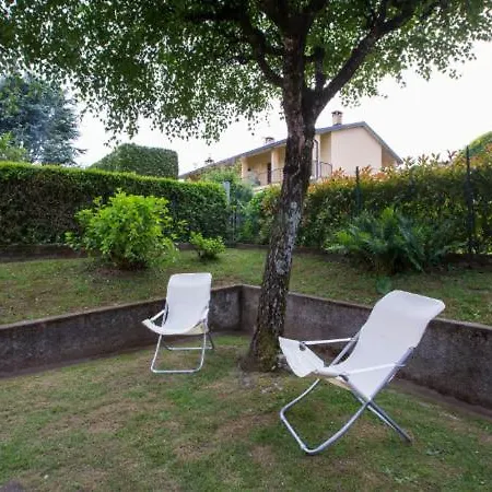 Griante Sleeps 6 דירה