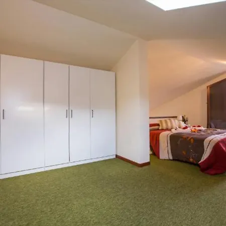 דירה Griante Sleeps 6 *