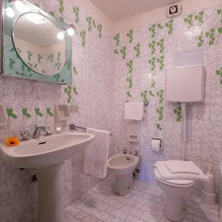 Griante Sleeps 6 דירה *